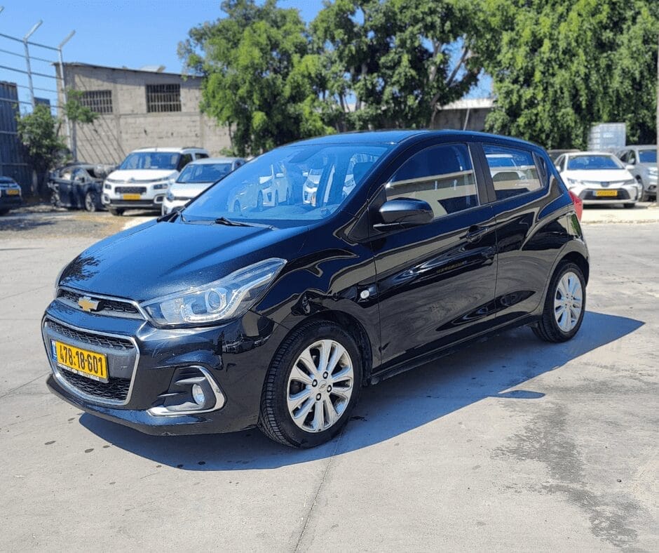 מבט על צד שמאל של שברולט ספארק בצבע שחור