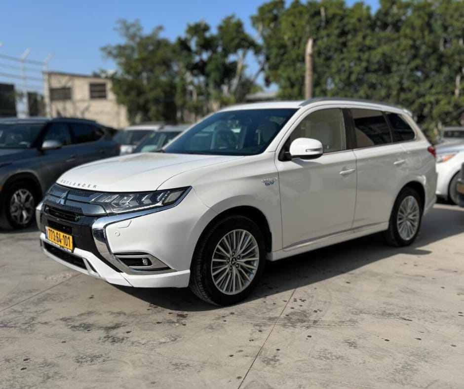 מיצובישי אאוטלנדר יד שניה 2019 חזית - צד שמאל של רכב יד שניה מיצובישי אאוטלנדר לבנה