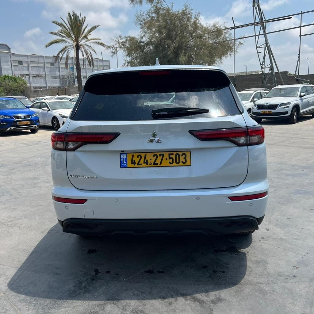 מיצובישי אאוטלנדר שנת 2023