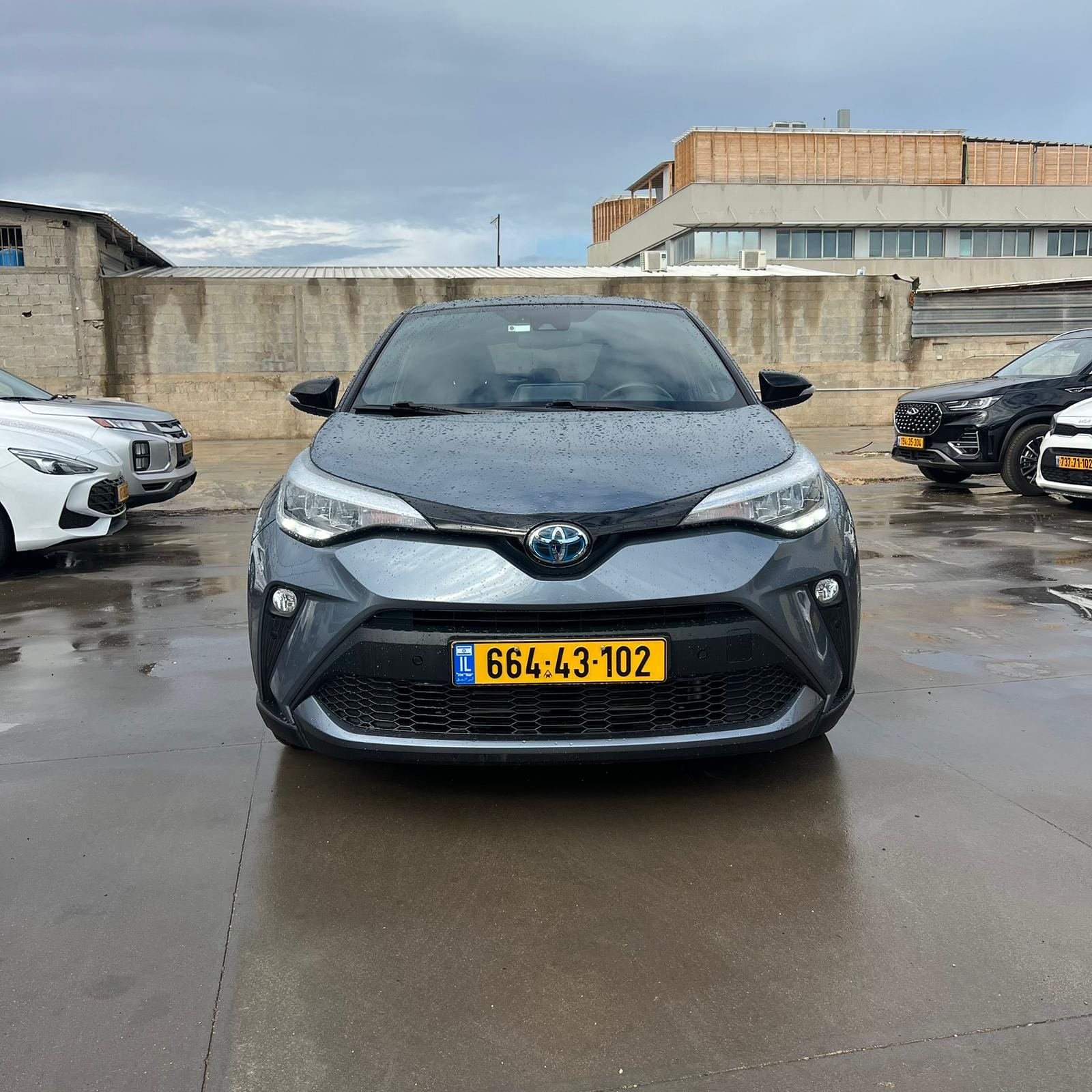 טויוטה C-HR שנת 2021 כסופה
