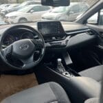 פנים של טויוטה C-HR שנת 2021 כסופה